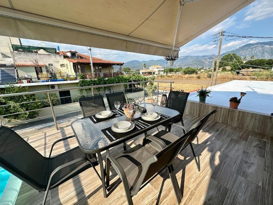 Red Harmony By The Sea Pool And Balcony Apartment Kalamata Ngoại thất bức ảnh