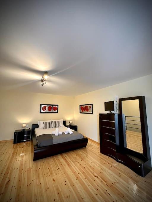 Red Harmony By The Sea Pool And Balcony Apartment Kalamata Ngoại thất bức ảnh